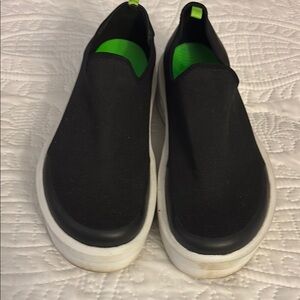 WOMEN'S OOMG EEZEE LOW SHOE - WHITE BLACK Black Slip-on 11M